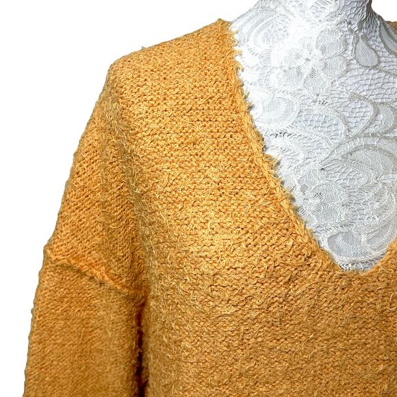Free People Theo V Neck Eyelash Sweater Goldy Women Small NWT Super Soft - Picture 6 of 9